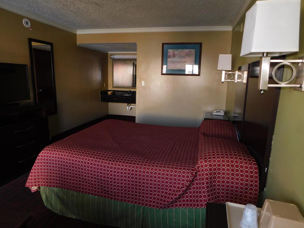 Mounts Motel Lawrenceville Bagian luar foto