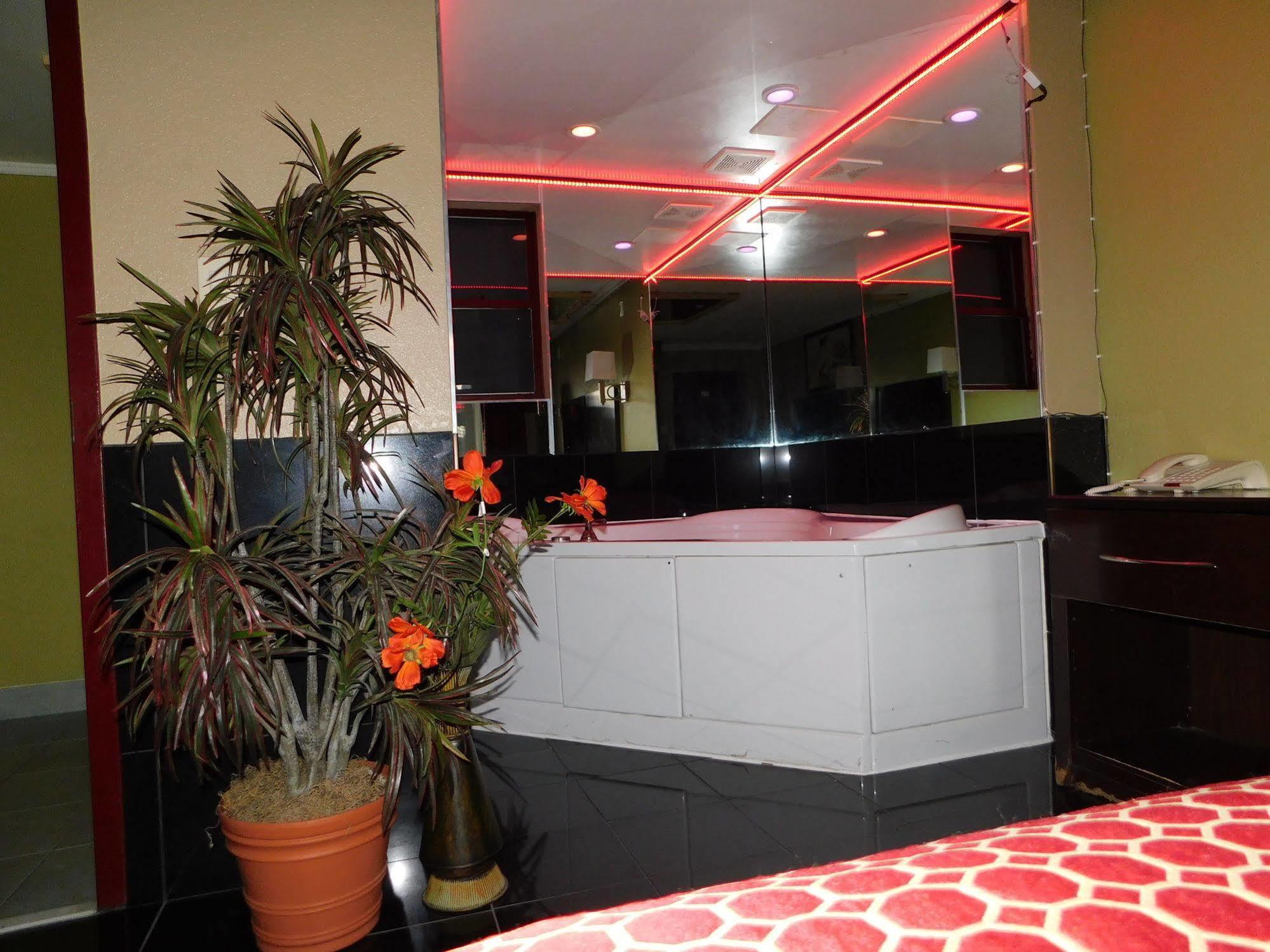 Mounts Motel Lawrenceville Bagian luar foto